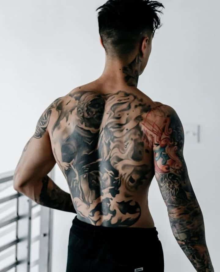 татуированный человек