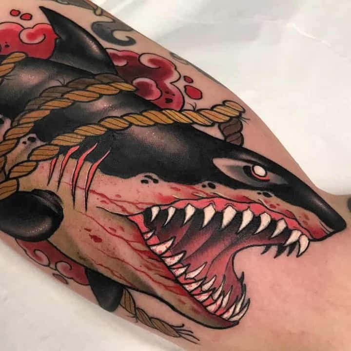 тату акула