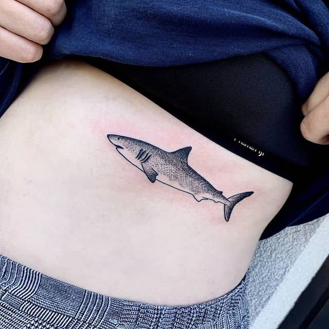 тату акула на боку