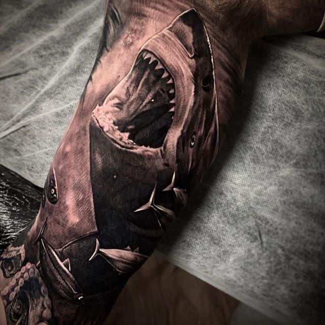 тату акула челюсть