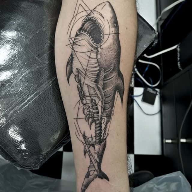 тату акула чб