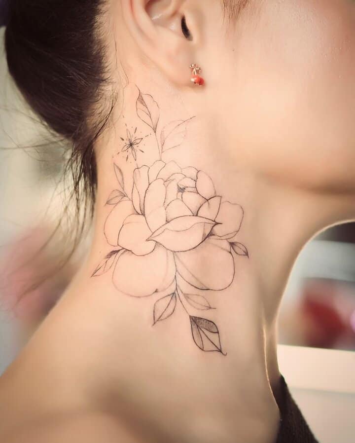 тату на шиї для жінки