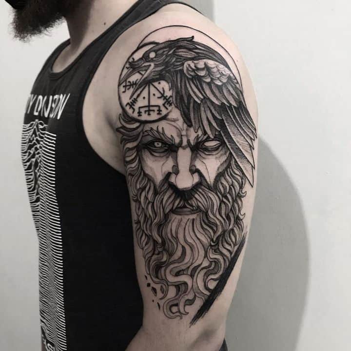 мужское тату на плече