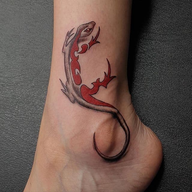 ящерица тату красная