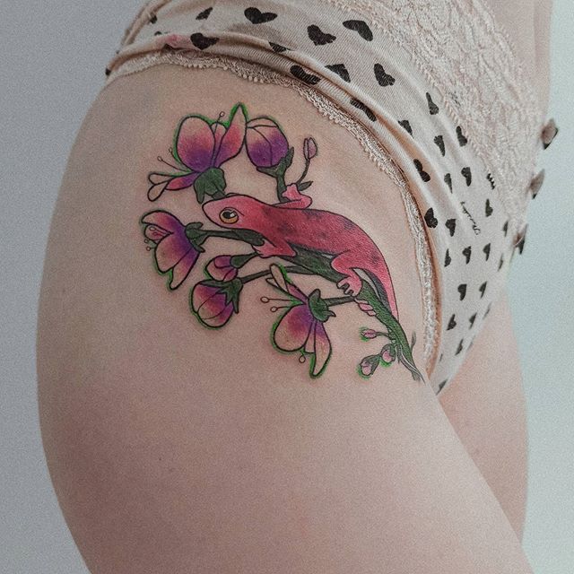 ящерица тату с цветами