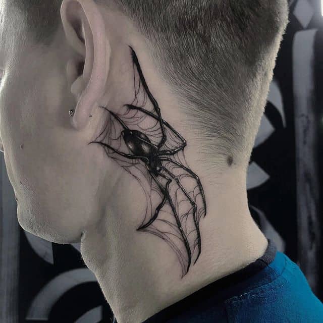 паук тату на шее