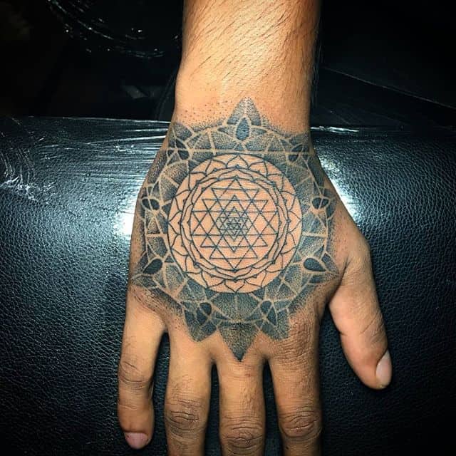 Буддийские тату на ладони