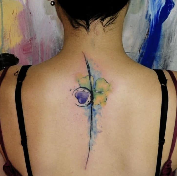 Клевер тату на спине