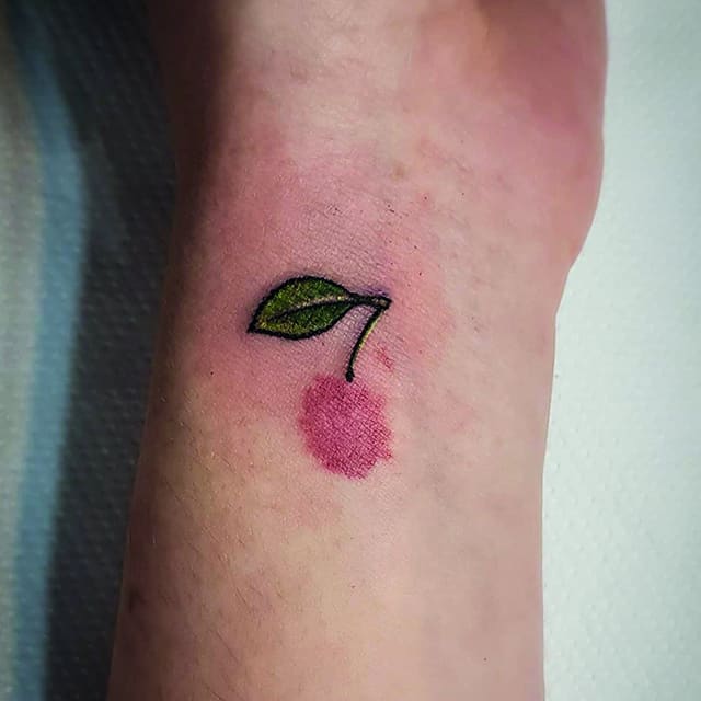 тату на родинке вишня