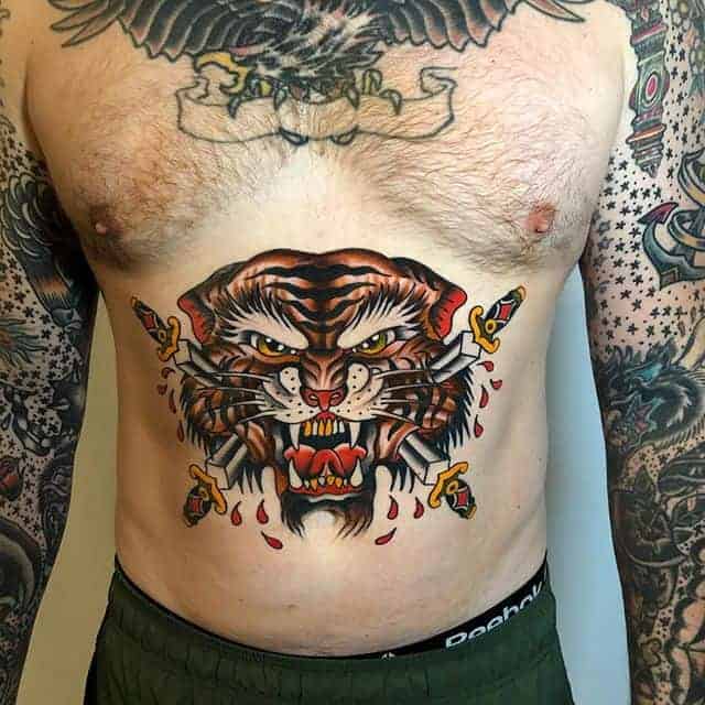 тату на животе