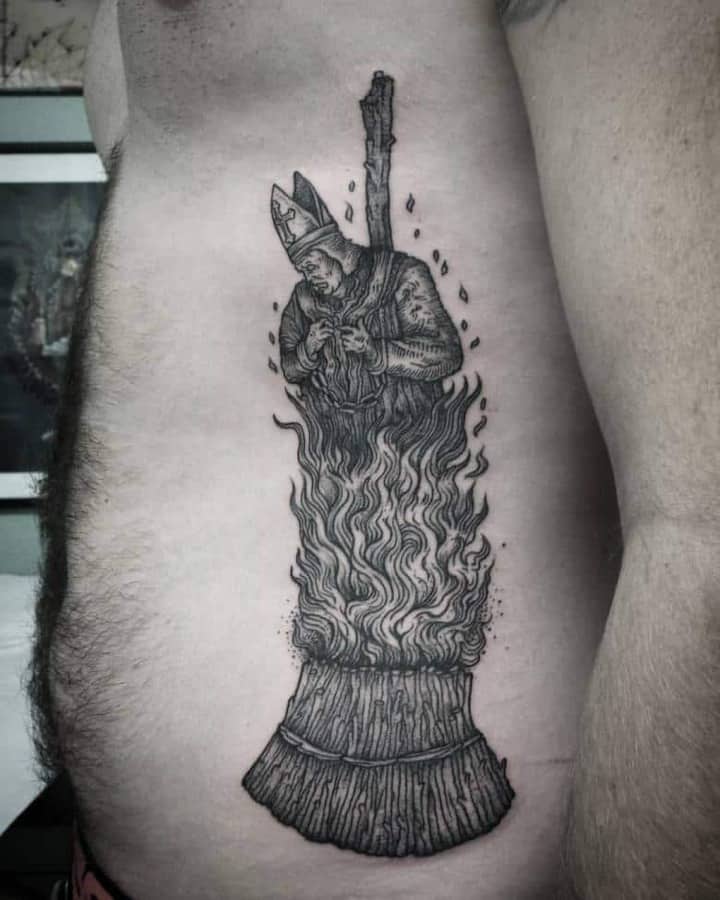 тату человек на костре