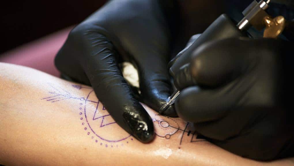 нанесение тату