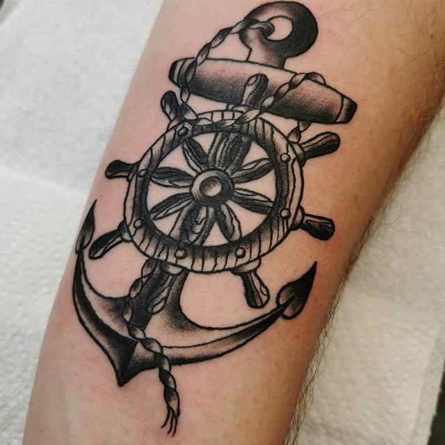 мужское тату штурвал