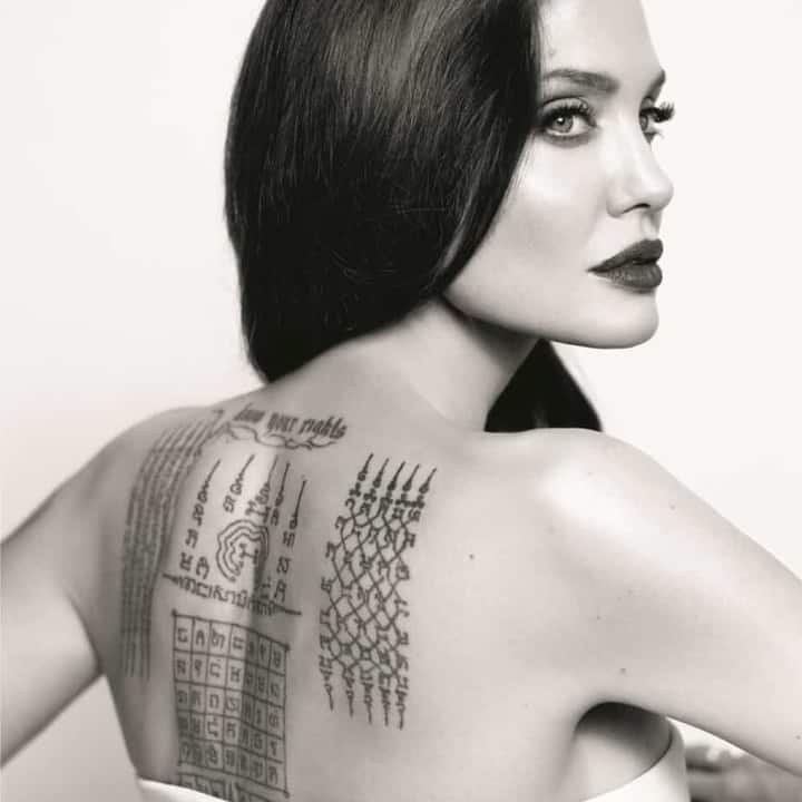 Тату Джоли на плече