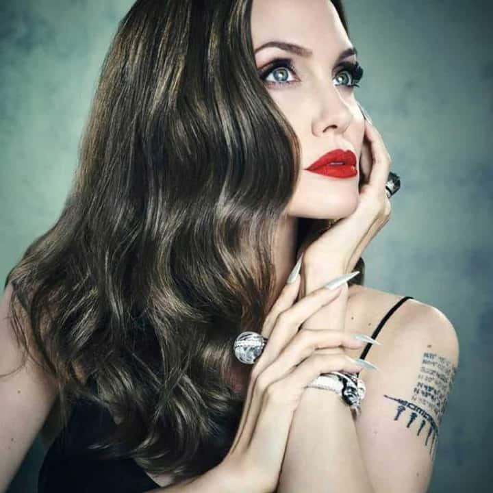 Тату Джоли на плече