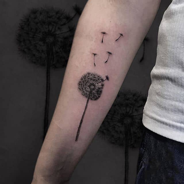 одуванчик тату на руке