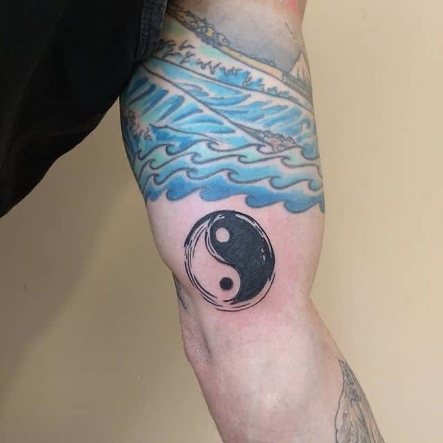 инь ян тату на бицепсе
