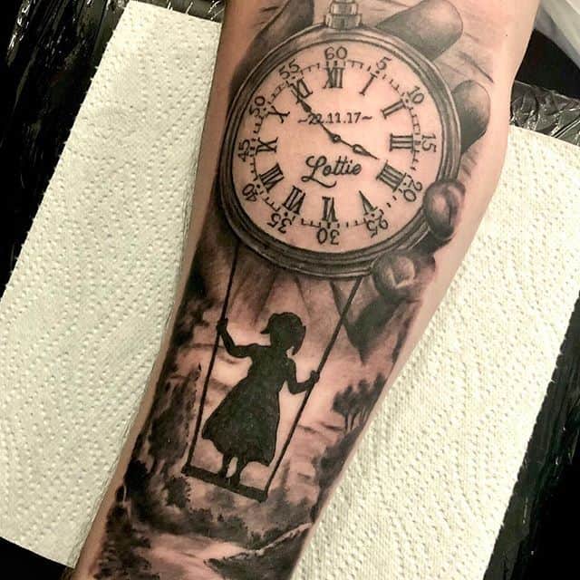 часы и девочка тату