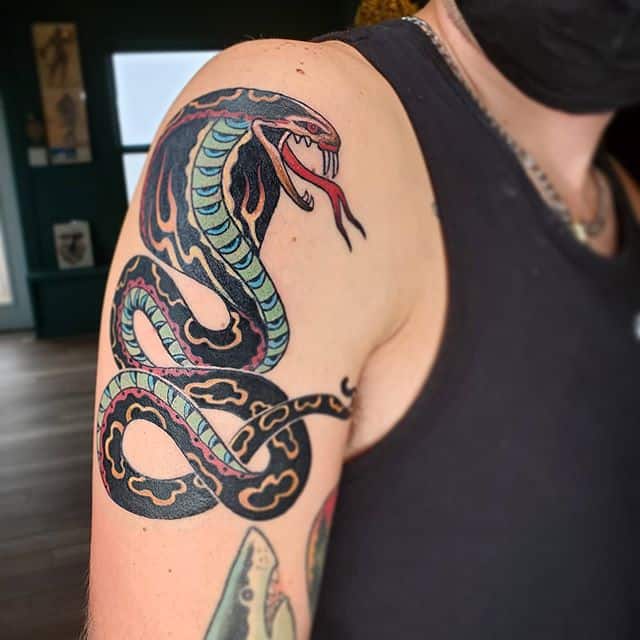 Тату кобра на плече