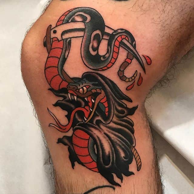 Тату кобра на колене