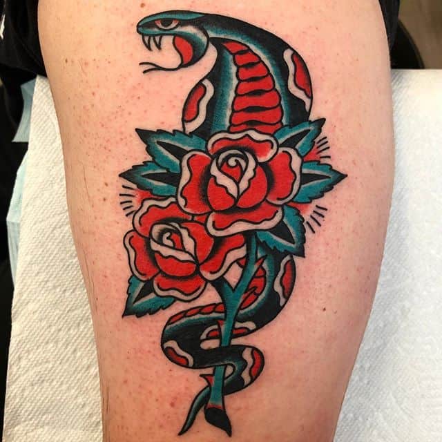 тату кобра и цветы