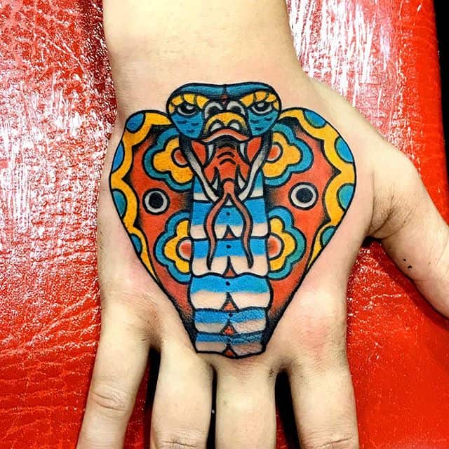 тату кобра на ладони