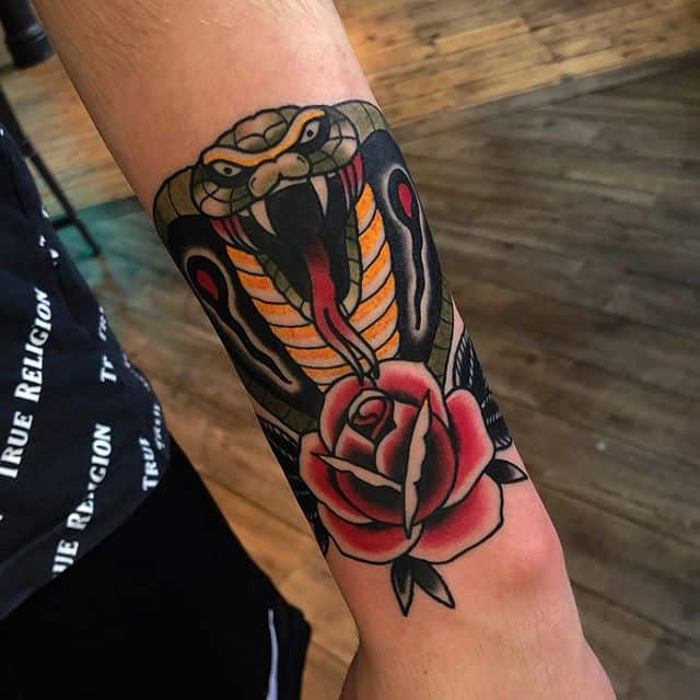 тату кобра на руке