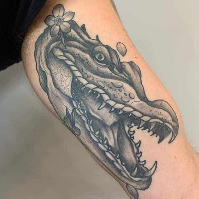 тату крокодил чб
