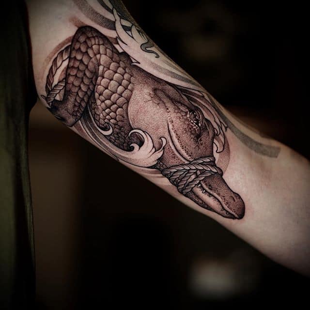 тату крокодил на руке