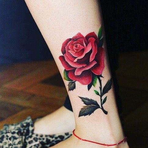 тату роза на ноге