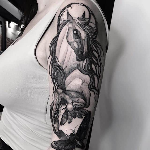 лошадь тату на плече