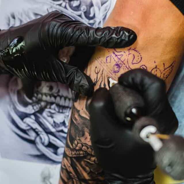 нанести тату