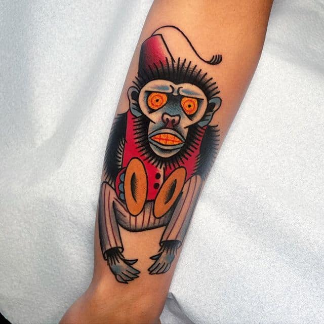 Тату обезьянка на руке