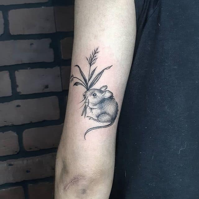 мышь тату на руке