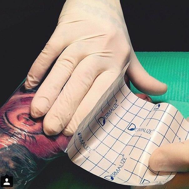 Заживляющая пленка для тату в процессе заживления