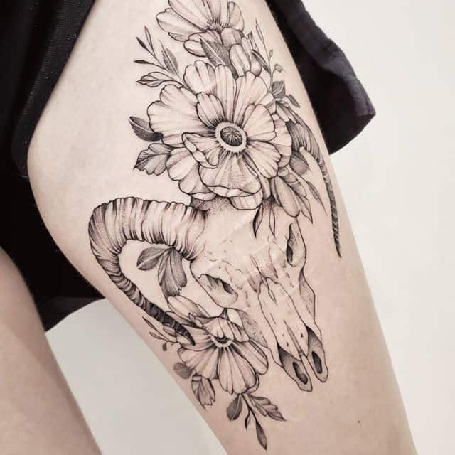 череп барана тату на бедре