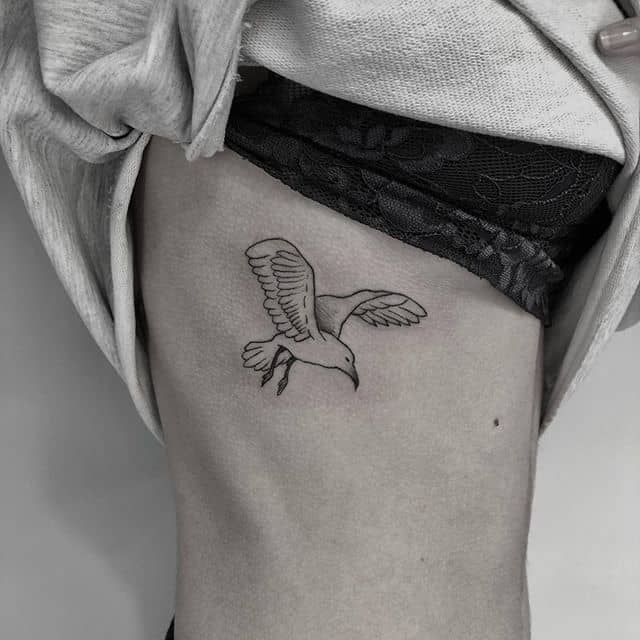 Тату чайка на ребрах