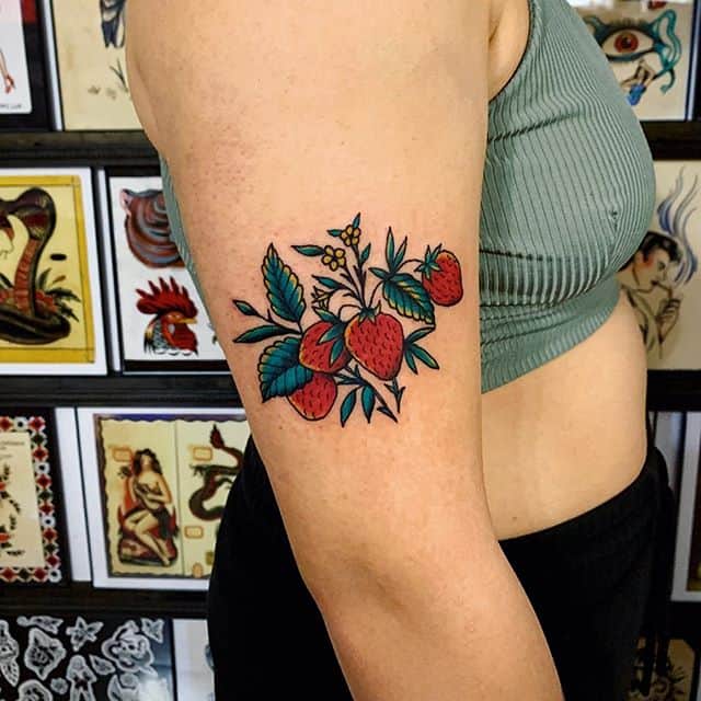 тату клубника куст