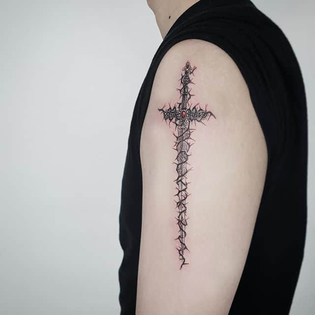 тату меч на плече