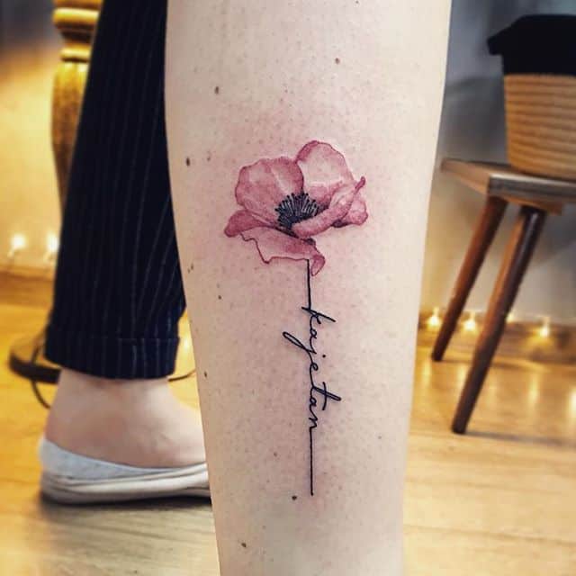 тату мак на ноге девушки