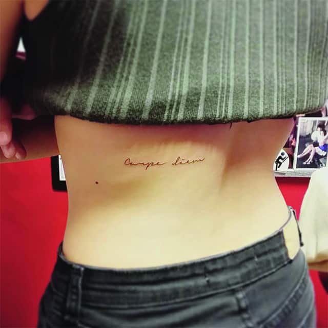 надпись на латыни на спине тату