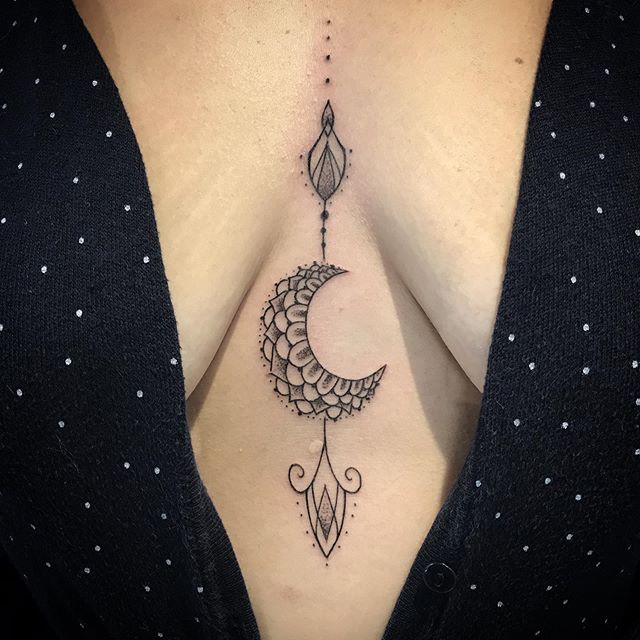 Женские тату на груди