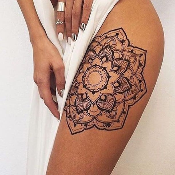 Женские тату на бедре