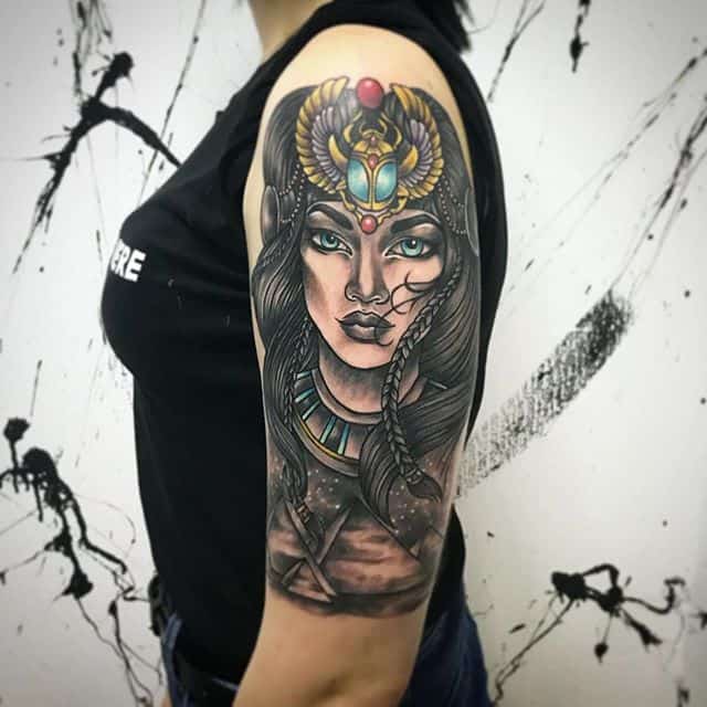 тату жук скарабей и девушка