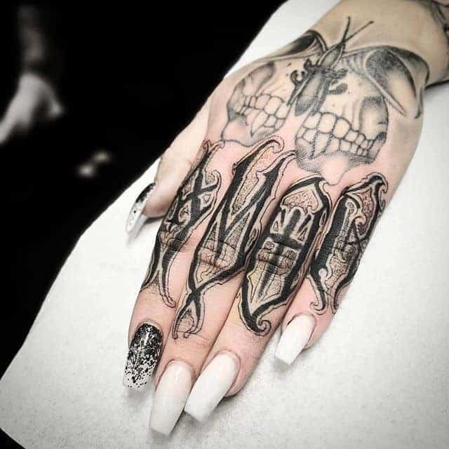 тату на пальцах