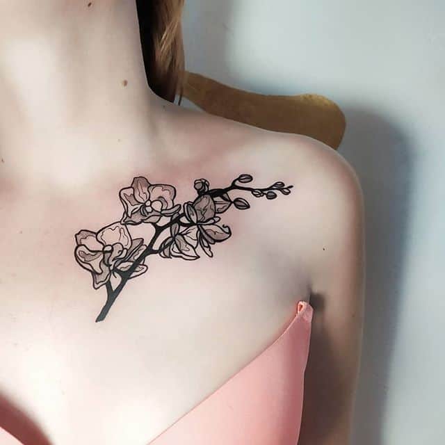 орхидея чб тату на ключице