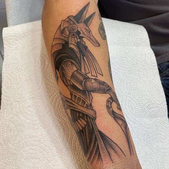 татуировка бог анубис