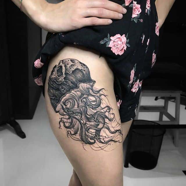 тату медуза на бедре