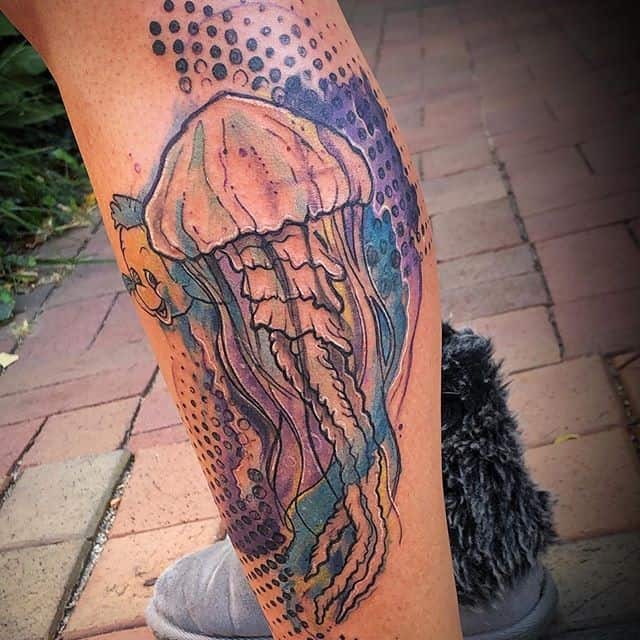 тату медуза на ноге