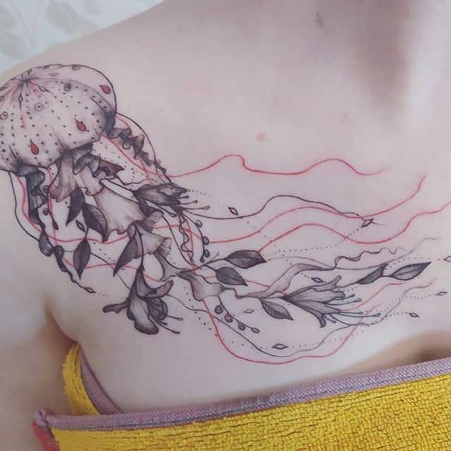 тату медуза на плече